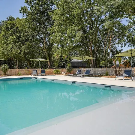 Nyaraló N°4, Piscine Commune, 1